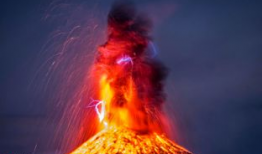 火山喷发视频,熔岩喷涌，天地变色